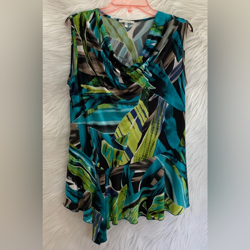 Vivian Wong Sleevless blouse with soft cowlneck tropical print Size Large